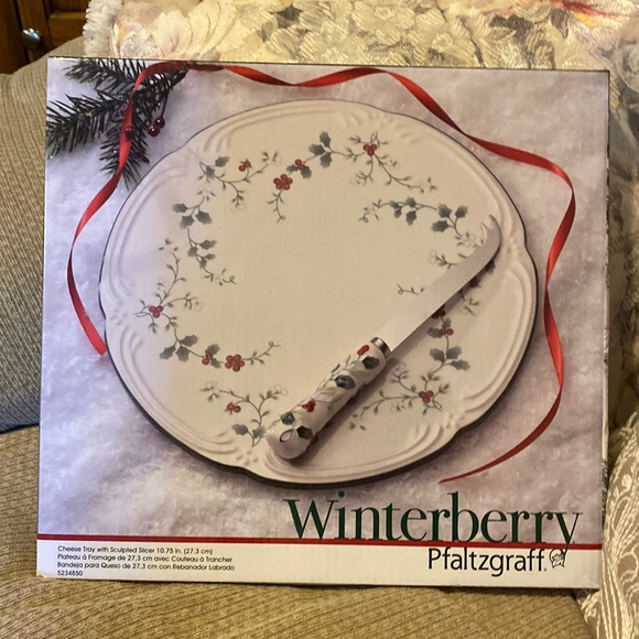 🧀 🍷 🌲 🍇 NWT Winterberry Pfaltzgraff Cheese Tray w/Sculpted Slicer - Picture 4 of 7